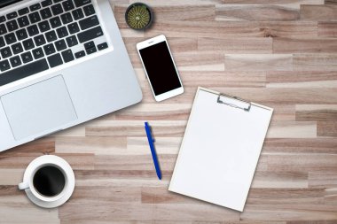 Ofis tarzı ahşap zeminde bilgisayar defterinin üstünde en üstteki görünüm.