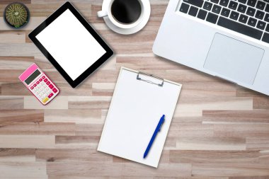 Ofis tarzı ahşap üzerinde bilgisayar not defterinin üstünde üst görünüm .