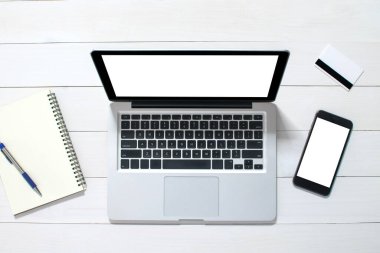 Ofis tarzı beyaz ahşap zeminde bilgisayar defterinin üstündeki üst görünüm.