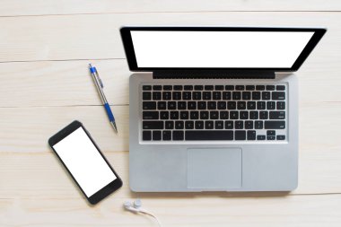 Ofis tarzı beyaz ahşap zeminde telefon bilgisayarının üstündeki en üst görünüm..