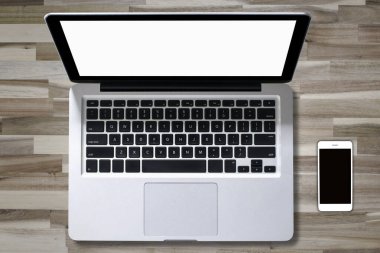 Ofis tarzı ahşap üzerinde bilgisayar not defterinin üstünde üst görünüm .