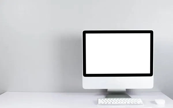  Ofis tarzı masadaki beyaz ekranda bilgisayar monitörü izole edildi.