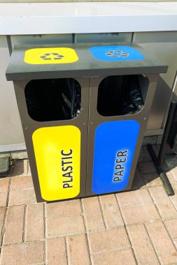 Çöp konteynırlarını ayır. İleriki işlemler için plastik ve kağıt koleksiyonu.