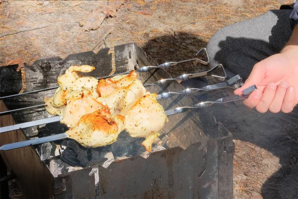 Smażenie Kebabu Grillu Świeżym Powietrzu Kurczak Mięso Smażę Się Szaszłyk — Zdjęcie stockowe