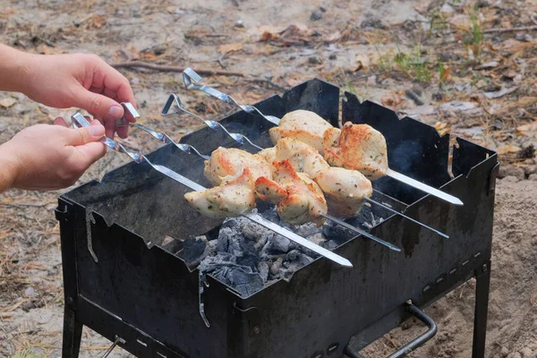 Açık Havada Izgarada Kızarıyor Kızarmış Tavuk Eti Parçaları Kömürlerin Üstünde — Stok fotoğraf