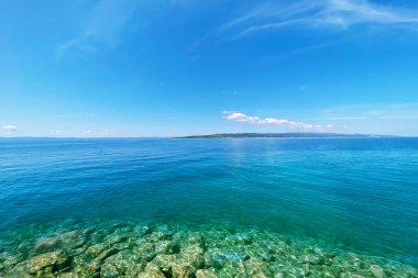 Yaz tatili kavramı. Mavi şeffaf deniz suyu dokusu. Huzurlu okyanus suyunun arka planı. Temiz suyla deniz manzarası.