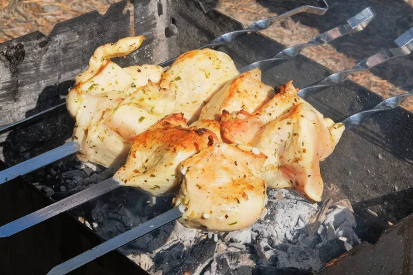 Smażenie Kebabu Grillu Świeżym Powietrzu Mięso Kurczaka Smaży Się Szaszłykach — Zdjęcie stockowe