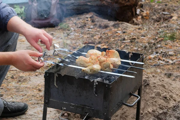 鶏の肉は 自然の中でオープン火災に串揚げされています 魚ケバブフライオングリリンオープンエア — ストック写真