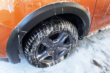 Oto yıkamada su ve sabunla temizlik, araba yıkamada portakallı arabasını yıkayan adam, sabunlu su..