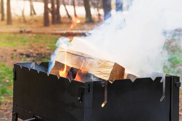 Grill Mit Brennendem Brennholz Und Rauch Holzfeuer Zum Grillen Vorbereitet — Stockfoto