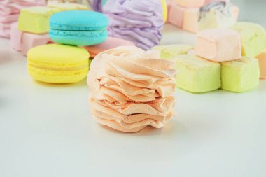 Şekerlemeler, badem kurabiyeleri ve zephyr. Tatil için geleneksel renkli tatlı tatlılar, kopyalama alanı.