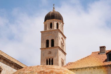 Eski kentteki antik kule, şehrin tarihi kısmı. Çatı manzarası. Hırvatistan 'da yaz, Dubrovnik.