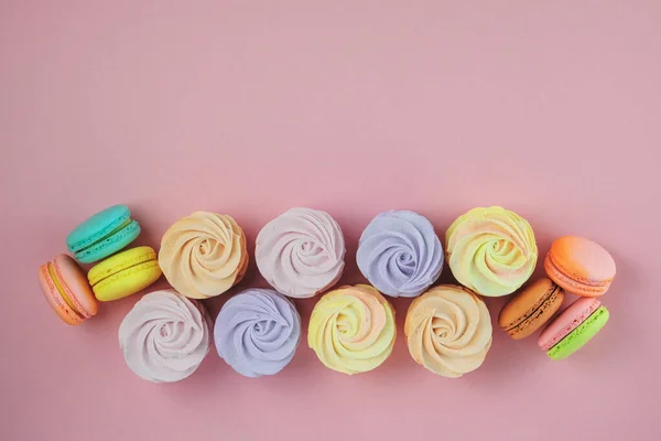 Desserts Makronen Marshmallows Und Zephyre Auf Rosa Hintergrund Nahaufnahme Traditionelle — Stockfoto