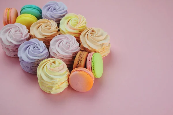 Variété Bonbons Macarons Guimauves Zéphyrs Sur Fond Rose Gros Plan — Photo