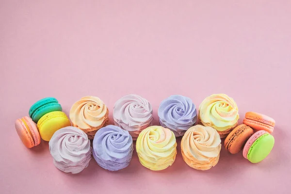 Dessertvariationen Makronen Marshmallows Und Zephyre Auf Rosa Hintergrund Nahaufnahme Traditionelle — Stockfoto