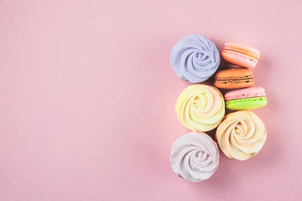 Traditionelle Farbige Süße Desserts Für Den Urlaub Kopierraum Desserts Makronen — Stockfoto