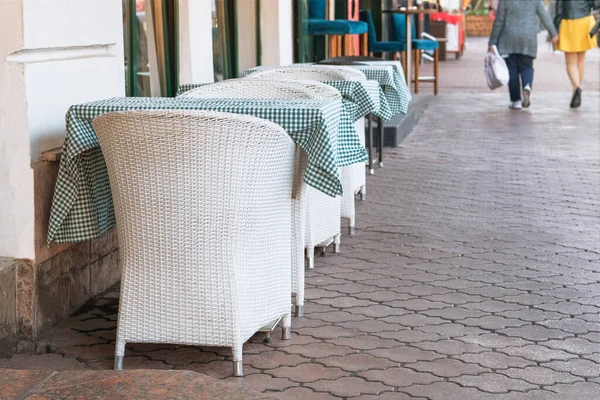 Leere Sitzecke Sommer Weiße Tische Und Sessel Auf Der Außenterrasse — Stockfoto