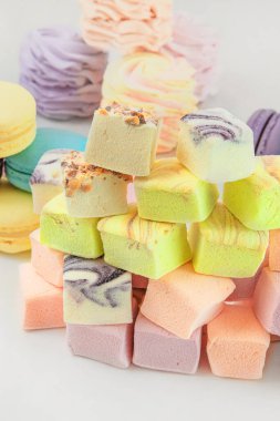 Tatlılar: badem kurabiyesi, marşmelov ve zephyrs, yakın çekim. Bayram için geleneksel renkli tatlı tatlılar.