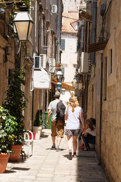 Evlerin arasında yürü. Duvarlar arasında eski kasaba ve merdivenler arasındaki geçiş, şehrin tarihi kısmı. Hırvatistan 'da yaz, Dubrovnik.