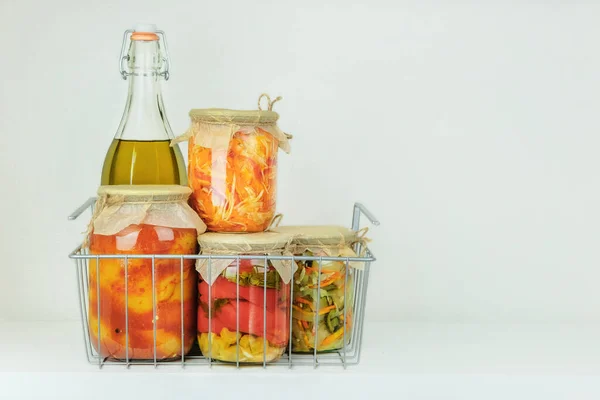 Verscheidene Glazen Potten Zelfgemaakte Gepekelde Gefermenteerde Groenten Gefermenteerd Voedselconcept Probiotica — Stockfoto