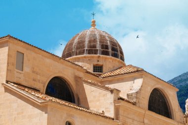 Hırvatistan 'da yaz, Dubrovnik. Eski kentteki antik kule, şehrin tarihi kısmı. Çatı manzarası. 