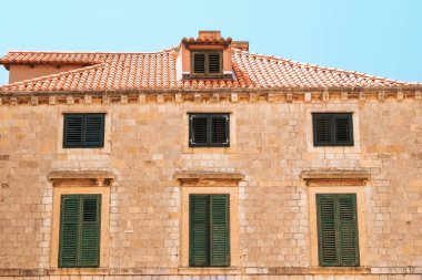 Hırvatistan 'da yaz, Dubrovnik. Eski kasabadaki antik evler, şehrin tarihi kısmı. Çatı manzarası. 