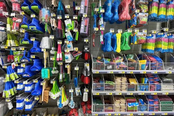 商店里的清洁工具 商店货架上有蓝色设备背景的购物 图库图片
