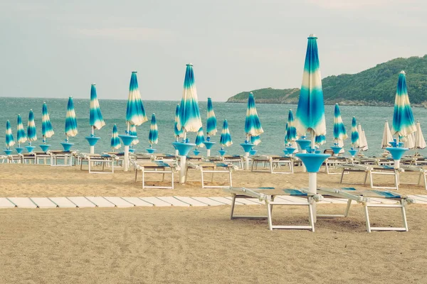 Ombrelloni Lettini Relax Comfort Sulla Spiaggia Mare Buone Vacanze Estive — Foto Stock