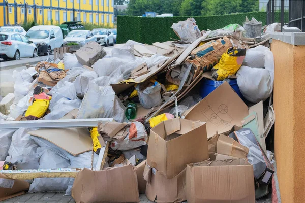 Resíduos Construção São Empilhados Local Após Reparação Construção Monte Lixo — Fotografia de Stock