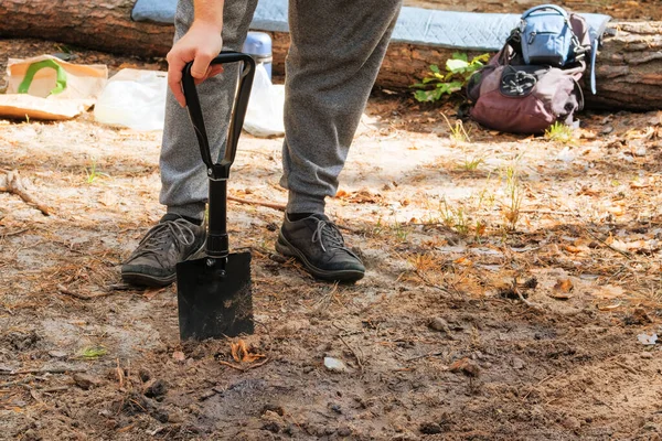 Traveller Digs Soil Shovel Forest Black Shovel Human Hands — Foto de Stock
