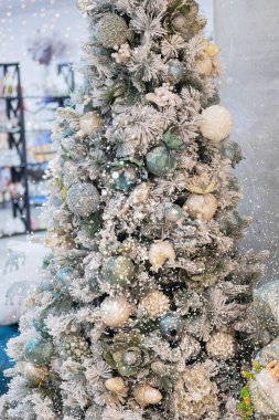 Avrupa 'da Noel ağacı var. Beyaz dekorasyonun çeşitleri. Noel süslemeleri alışveriş merkezinde satışa hazır..
