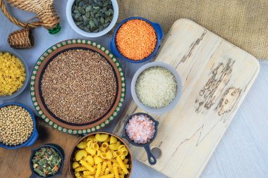 Kâselerde çeşitli organik sebze ürünleri var. Klasik manzara. Üst Manzara. Boşluğu kopyala.