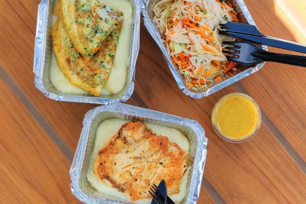 Τηγανητό Φαγητό Διαφορετικό Κουτί Γεύματος Αλουμινίου Φιλέτο Κοτόπουλου Πατάτες Και — Φωτογραφία Αρχείου