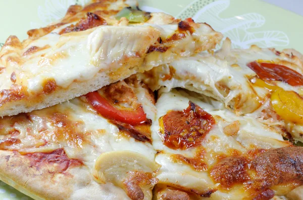 Pizza mit Hühnchen und Gemüse — Stockfoto