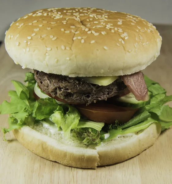 Frisch zubereiteter Hamburger — Stockfoto