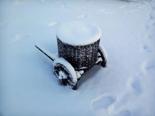 雪の中での手押し車の眺め — ストック写真