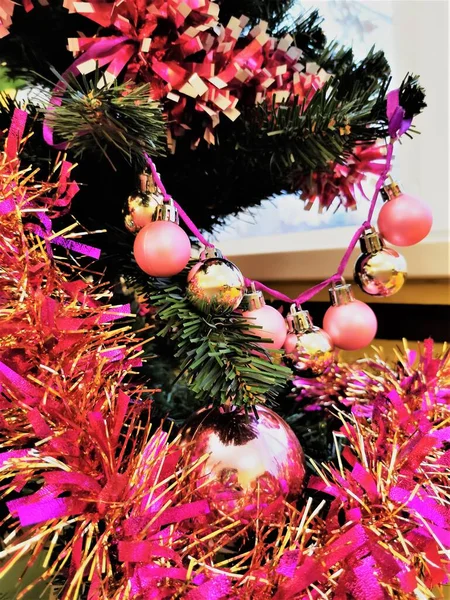 Ağaçta Pembe Noel Çanları — Stok fotoğraf