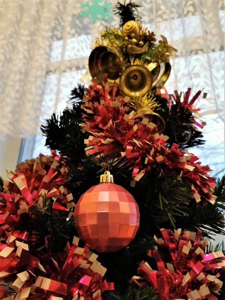 Noel Ağacında Pembe Süsler Toplar — Stok fotoğraf