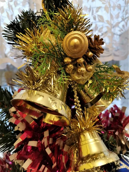 Altın Külahlar Çanlar Noel Ağacında — Stok fotoğraf
