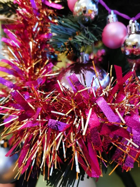 Noel Ağacında Parlayan Pembe Süsler — Stok fotoğraf