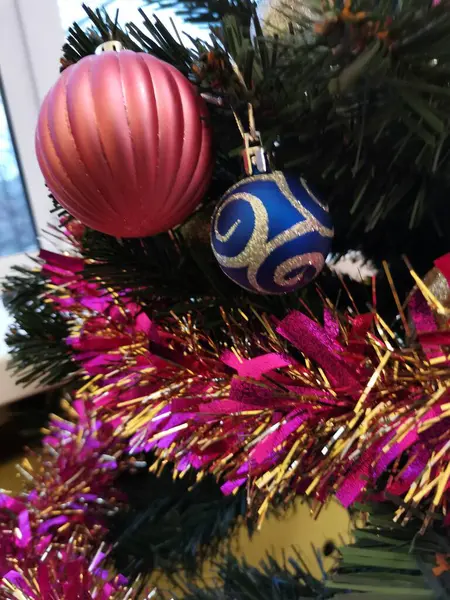 Ağaçta Pembe Mavi Noel Topları — Stok fotoğraf