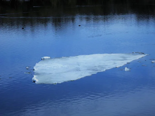 Lód Dryfuje Rzece Wiosna — Zdjęcie stockowe