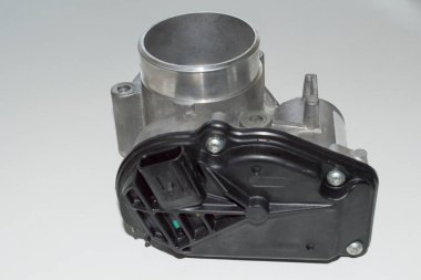 Beyaz bir yüzey üzerinde duran gaz vanasının üzerindeki siyah plastik kapağının yanından bak.