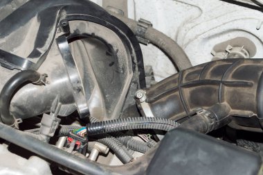 Arabanın kaputunun altında gaz pedalı sökülmüş kablolar ve kanallar var.