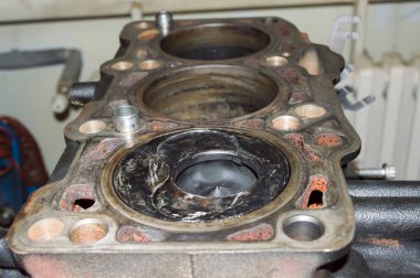 Bir otomobil üç silindirli dizel içten yanmalı motorun eski silindir bloğunun ön görüntüsü tek pistonlu.