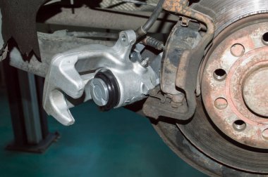 Arabanın sol arka fren diskine yeni bir fren kalibreli monte ediliyor