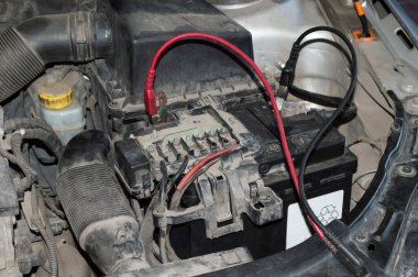 Şarj cihazının terminalleri arabaya takılan aküye bağlı.