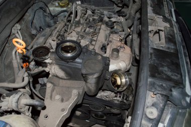 Petrol değişiminde üç silindirli içten yanmalı motorun kaputu altında görüntüle