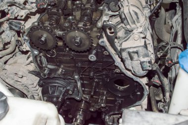 Zamanlama zincirini değiştirme sürecinde kısmen parçalanmış bir otomobil içten yanmalı motorun görüntüsü