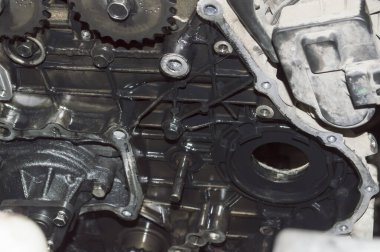 Ön kapağın arkasındaki bir otomobil içten yanmalı motorun zamanlayıcı zinciri kaldırılmış görüntüsü